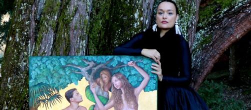 Moira Lena Tassi con la sua opera Adamo ed Eva con "il tartufo proibito"-© Moira Lena Tassi.