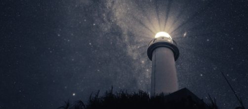 Un faro che illumina la notte - © Pixabay.