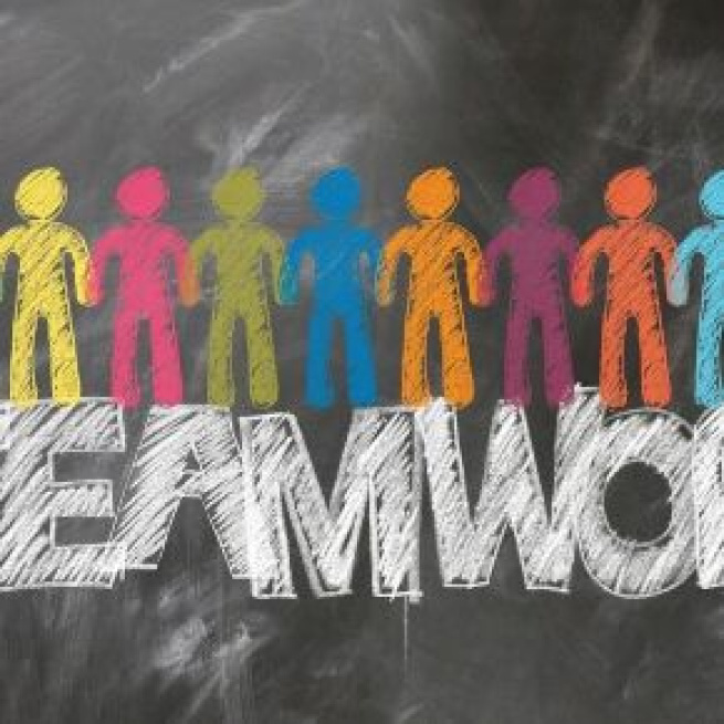 Un gruppo di collaboratori al lavoro © Pixabay.
