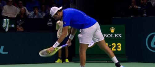 Berrettini prepara un servizio in Coppa Davis © immagine Rai