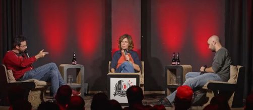 Sabina Guzzanti intervistata da Stefano Rapone e Daniele Tinti | Immagine: YouTube