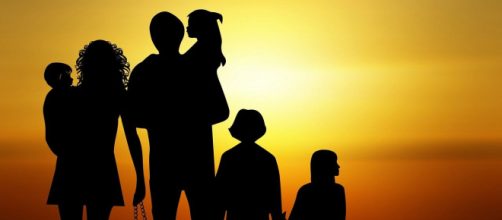 Una famiglia che si gode il tramonto © Pixabay