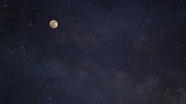 Cielo stellato e luna © Pexels