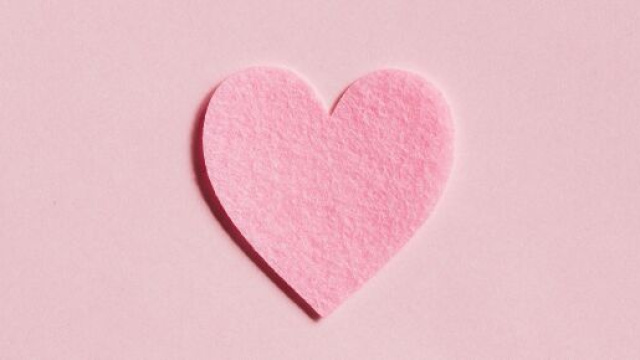 In foto un piccolo cuore rosa © Immagine di Pexels.