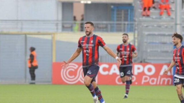 Maxime Giron, esterno del Crotone - &copy; Facebook / FcCrotone