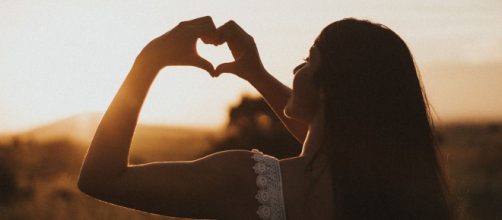 Ragazza che fa un cuore con le mani (© pixabay)