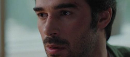 Il personaggio di Ozan in una scena di Tradimento © Mediaset.