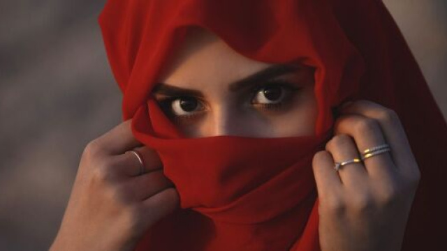 Una donna con un velo che copre parzialmente il volto © Pixabay