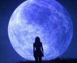 Donna che osserva la Luna © Grox AI