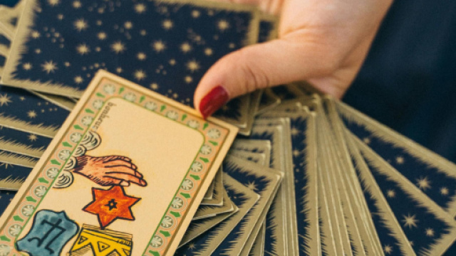 Carte dei tarocchi per divinazione e oroscopi &copy; Pexels