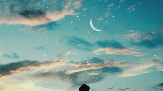 Cielo stellato con luna e nuvole- &copy;Pexels.