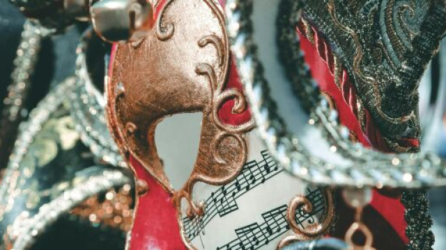 Esposizione delle caratteristiche maschere di Carnevale ©Pexels.com