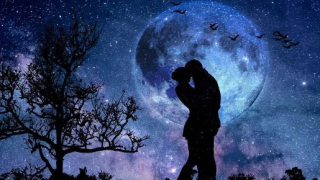 La coppia di innamorati al chiaro di luna © Pixabay