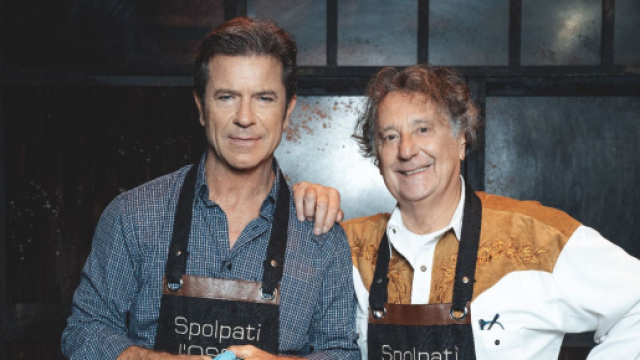 Paolo Conticini e Enzo Iachetti che promuovono Tootsie. © Immagine Facebook, profilo Teatro Diana Napoli