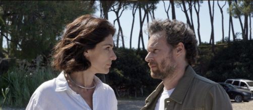Anna Valle e Giorgio Marchesi in una scena de Le onde del destino © Canale 5.