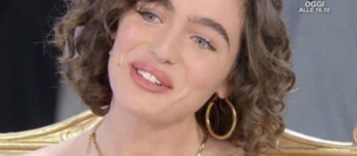 Chiara Pompei durante una puntata di Uomini e donne © Mediaset.