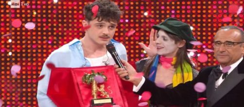 Olly e Lucio Corsi con Carlo Conti durante la finale del festival di Sanremo © Rai 1.