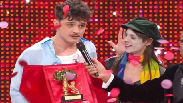 Olly e Lucio Corsi con Carlo Conti durante la finale del festival di Sanremo © Rai 1.