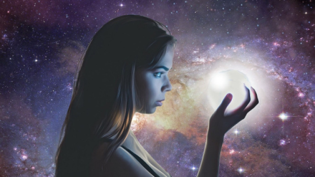 Donna con luna e universo stellato - &copy; Pixabay AI