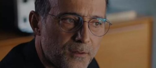 Il personaggio di Oltan in una scena di Tradimento © Mediaset.