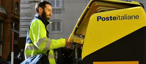 Un postino al lavoro - Foto © Poste Italiane.