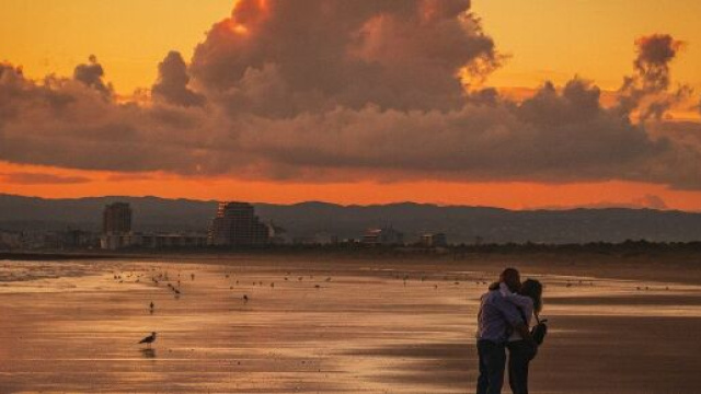 Coppia innamorata al tramonto (©pixabay.com)