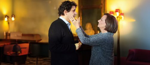 Daniele Fusco (Marco Mario De Notaris) e sua madre Flora (Mirella Mazzeranghi) © Un Posto al Sole Rai.