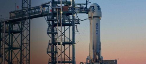 Il New Shepard sulla torre di lancio in Texas © Facebook