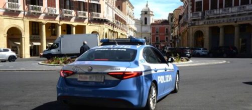 Pattuglia della Polizia di Stato a Crotone - © Facebook / Questura di Crotone