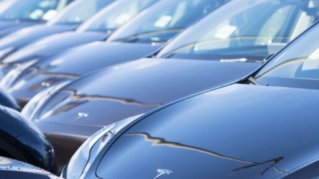 Delle auto Tesla in un parcheggio di una fabbrica © Shutterstock