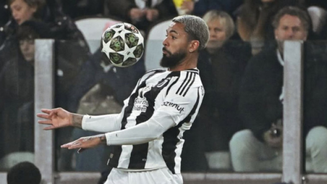 Douglas Luiz in azione con la Juventus &copy; Instagram