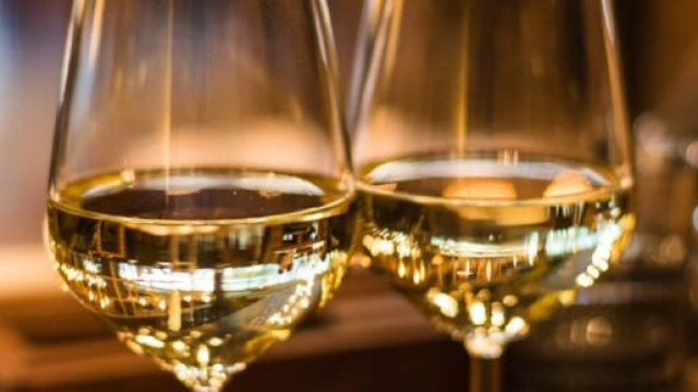 Due bicchieri di vino bianco Pexels.com