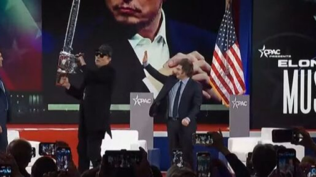 Elon Musk insieme a Javier Milei al Cpac 2025. © Screenshot della diretta