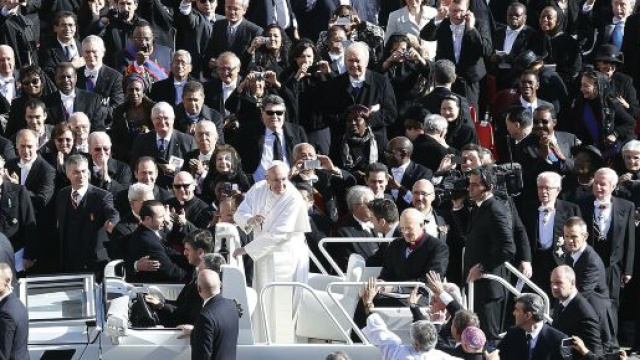 Papa Francesco tra i fedeli in piazza San Pietro &copy; Wikipedia Commons.