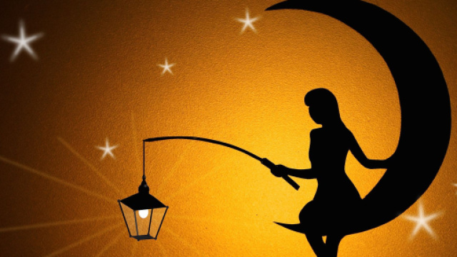 Sagoma femminile con lumino, luna e stelle © Pixabay
