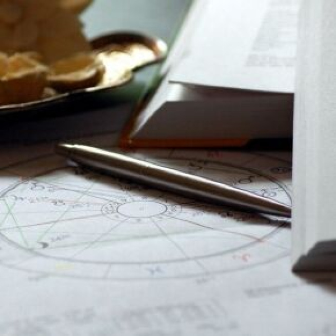 Penna e simboli dei segni zodiacali. Foto da ©Pixabay