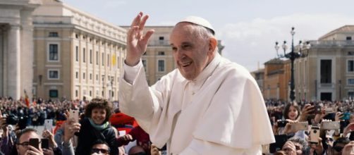 Papa Francesco tra i fedeli in piazza San Pietro © Instagram DonBosco.