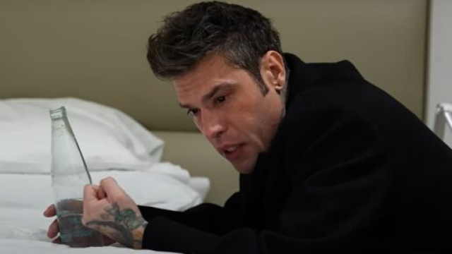Fedez nel documentario 7 giorni con FEDEZ: la verità dietro al suo Sanremo. © Immagine YouTube aledellagiusta.