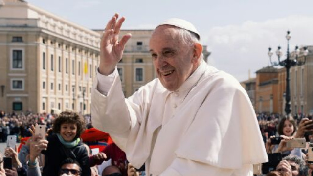Papa Francesco tra i fedeli in piazza San Pietro © Instagram DonBosco.