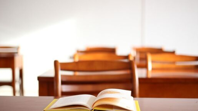 Un banco e un libro aperto &copy; Pixabay.