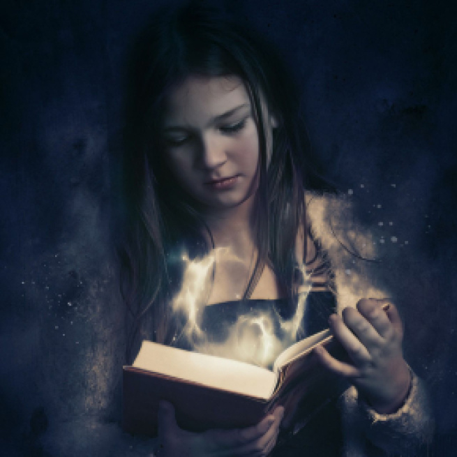 Donna con libro magico - © Pixabay.