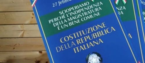 Foto della Costituzione italiana © Instagram Cgil Genova