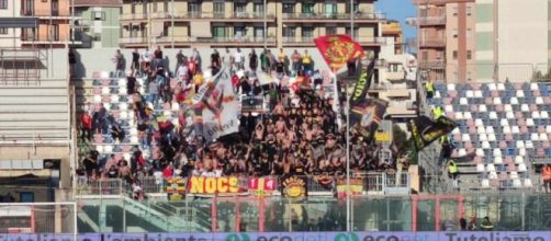 I tifosi del Benevento presenti all'Ezio Scida - © Francesco Trabassi