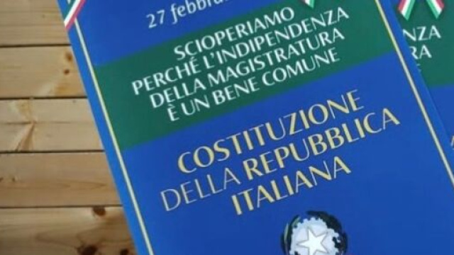 Foto della Costituzione italiana © Instagram Cgil Genova