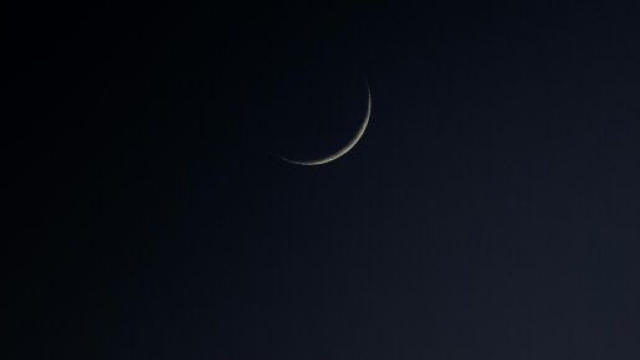 Spicchio di Luna nel cielo buio -©Pexels.