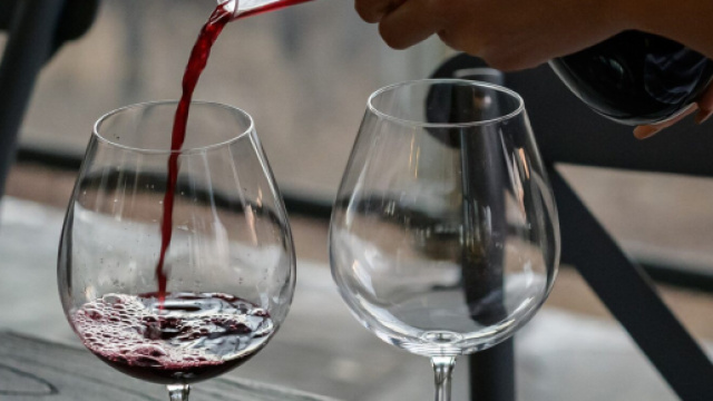 Vino rosso e due bicchieri © sito ufficiale Ais Lazio