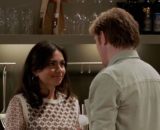 Lele e Theo che si guardano in cucina prima del bacio- © Immagine Mediaset Infinity