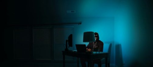 Immagine di un hacker misterioso © unsplash