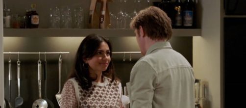 Lele e Theo che si guardano in cucina prima del bacio- © Immagine Mediaset Infinity