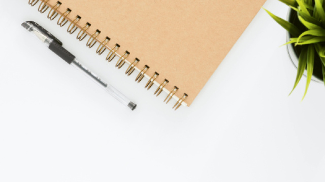 Agenda con penna per lavoro-©Pexels